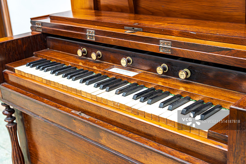 福建厦门鼓浪屿钢琴博物馆古董钢琴图片素材