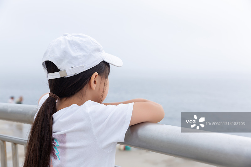 站在海边看着茫茫大海的小女孩背影图片素材