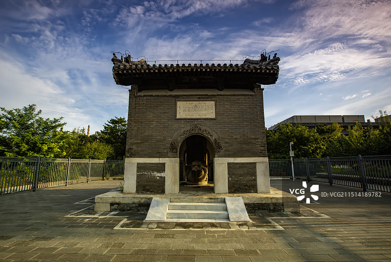 蓝天白云下坐落在永定河畔的古代碑亭YongdingRiver图片素材