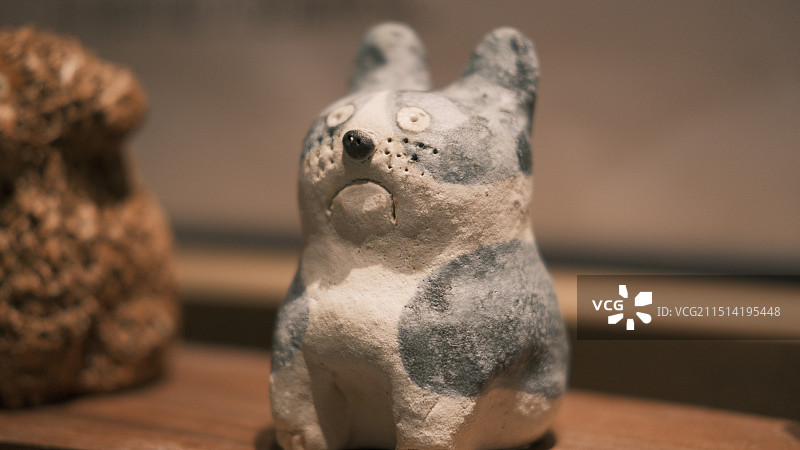 桌上雕像的特写镜头图片素材