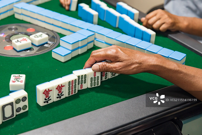 江苏扬州市老年农民娱乐活动打麻将图片素材