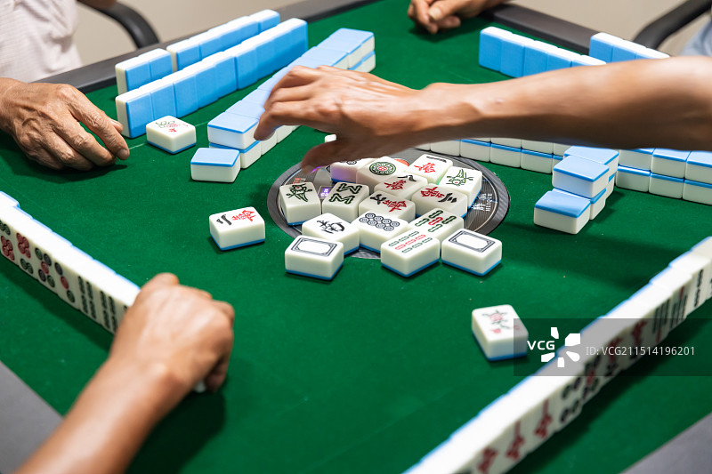 江苏扬州市老年农民娱乐活动打麻将图片素材