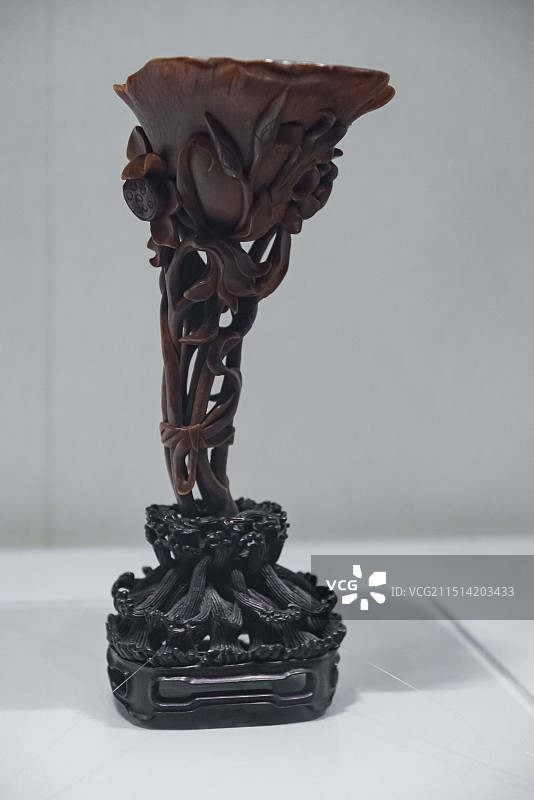 天津博物馆藏 明朝 犀角制花卉荷叶形杯图片素材