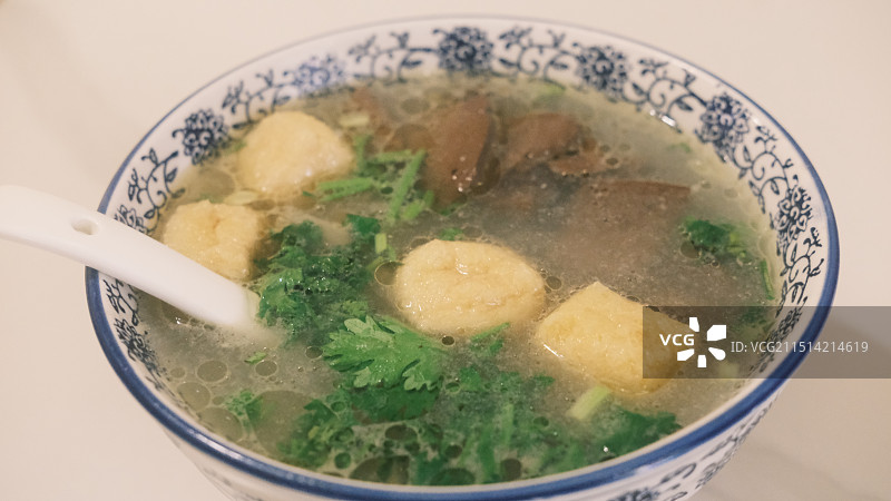 桌上碗里鸭血粉丝汤的特写镜头图片素材