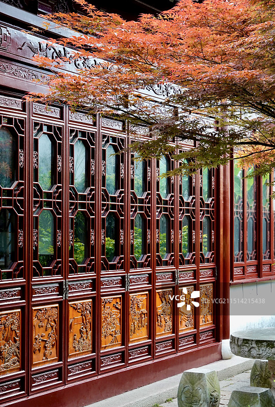 上海嘉定南翔古镇檀园园林雕花木门窗图片素材