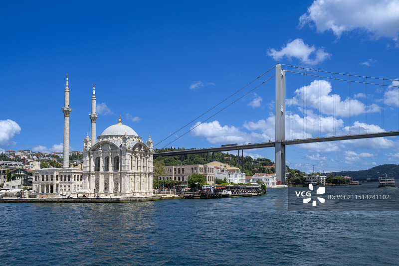 伊斯坦布尔，博斯普鲁斯海峡，7月15日烈士大桥（第一博斯普鲁斯大桥）图片素材