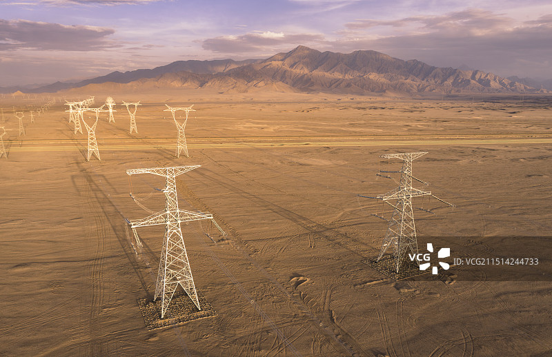 夕阳中的铁塔图片素材