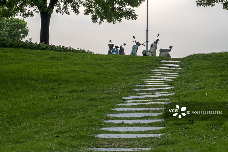 绿色草坡石板路小径自然风景襄阳临汉门公园城市风光图片素材