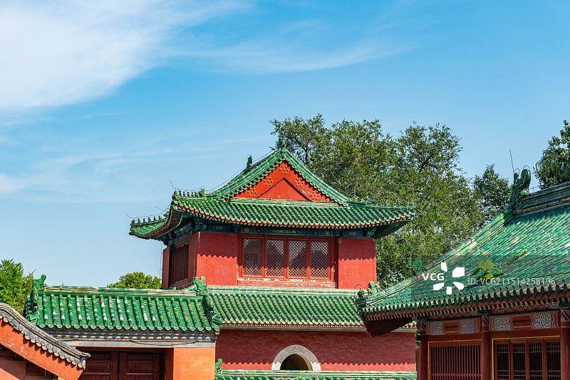 地坛公园钟楼歇山顶红墙绿色琉璃瓦图片素材