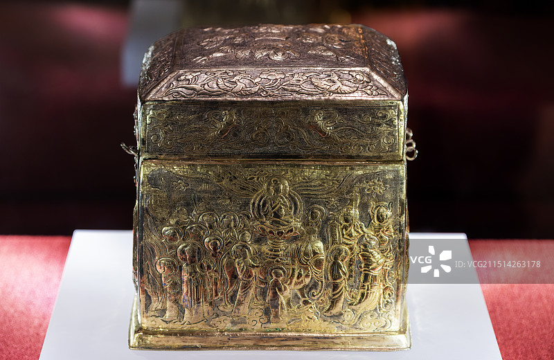 唐代鎏金如来说法盝顶银宝函右侧：坐象普贤菩萨图，佛骨舍利存放函体，陕西省宝鸡市法门寺博物馆藏图片素材