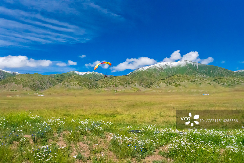 赛里木湖滑翔图片素材