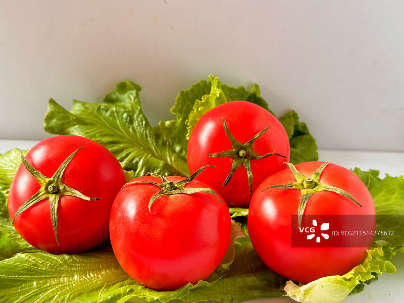 桌子上的番茄特写镜头图片素材