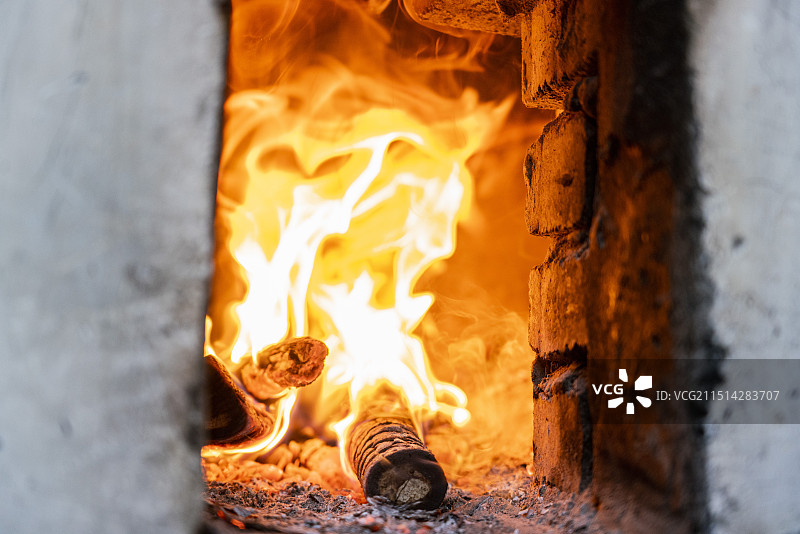 往土炕里添柴，烧火图片素材