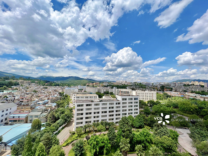 蓝色天空下云南农业大学俯拍图片素材