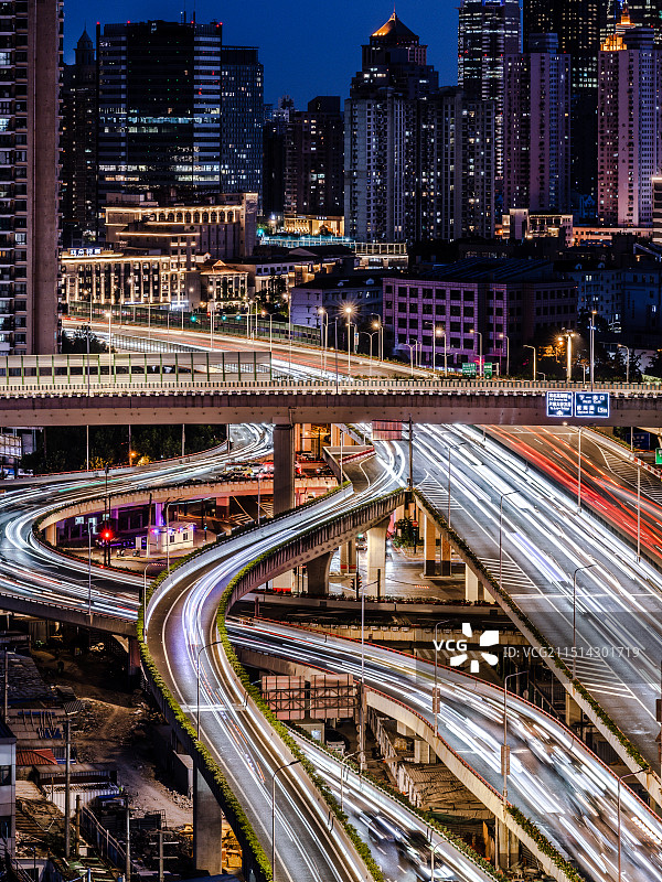 蓝调时刻下的天目中路立交桥与车流光轨图片素材