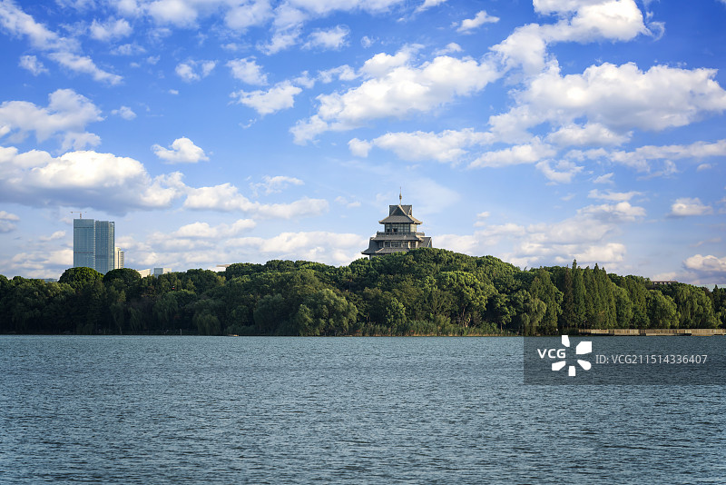 苏州金鸡湖紫氤阁桃花岛在蓝天白云下的中午照片图片素材