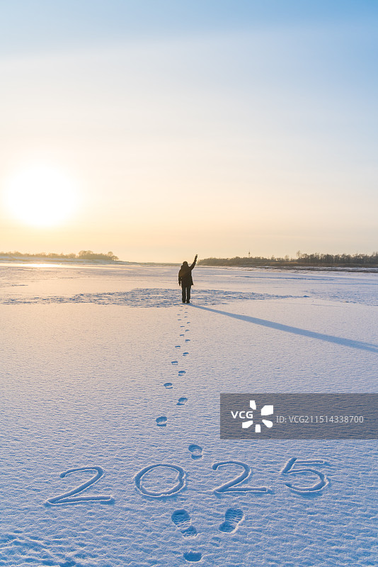 夕阳下雪地上手写的2.25年图片素材