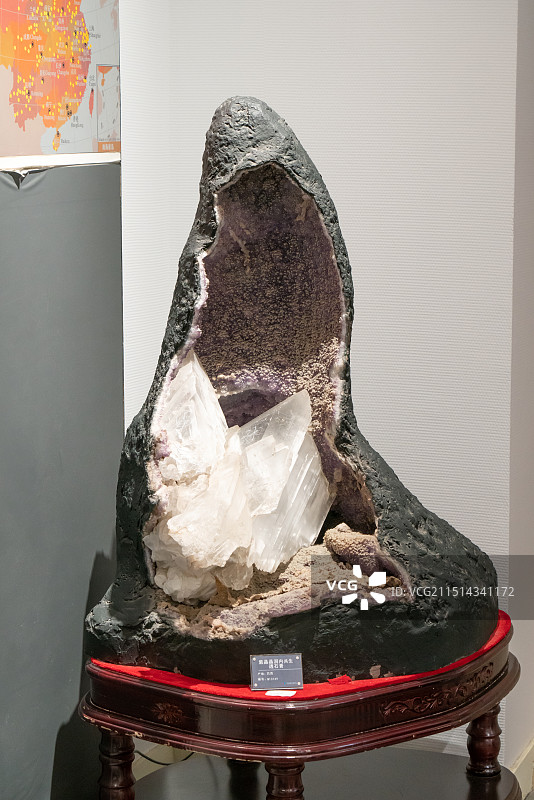 紫晶晶洞内共生透石膏  北京中国地质博物馆图片素材