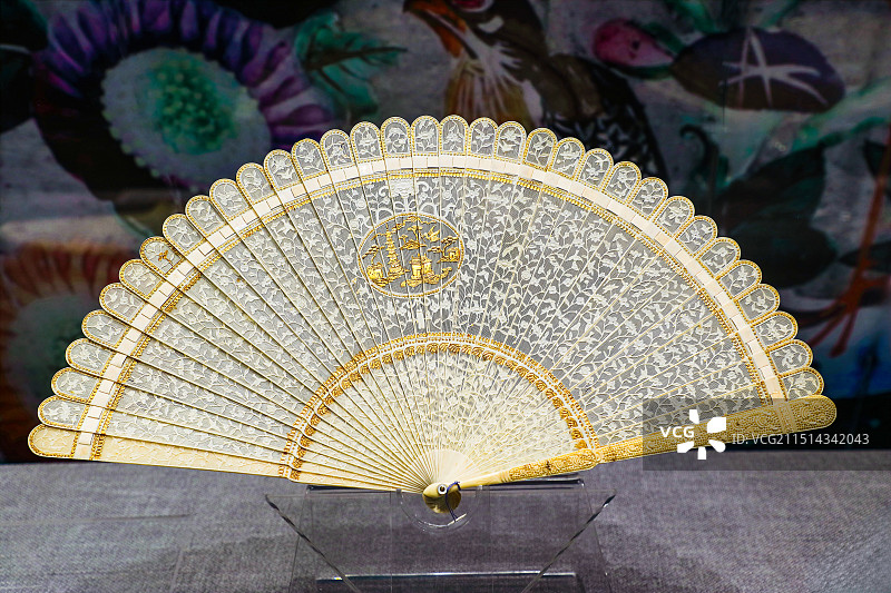 象牙通雕折枝花卉纹折扇图片素材