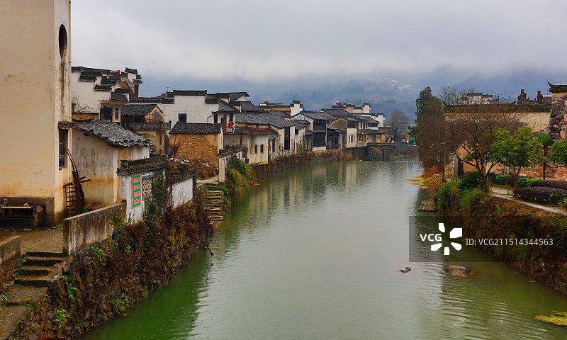 安徽黄山徽州古村落西溪南村边的小溪图片素材