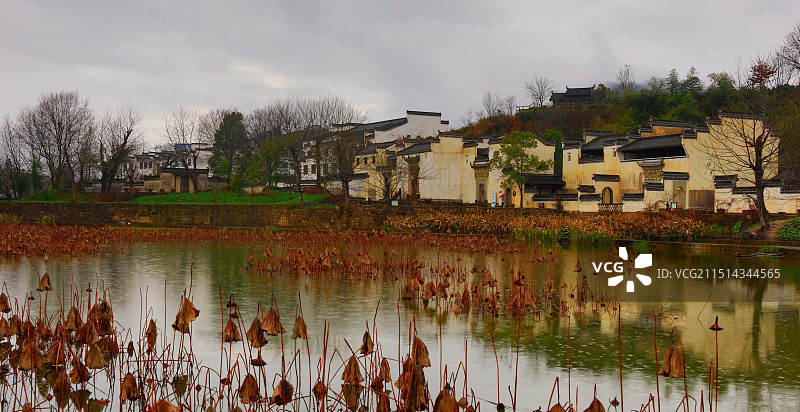 雨中的安徽黄山徽州古村落西溪南图片素材