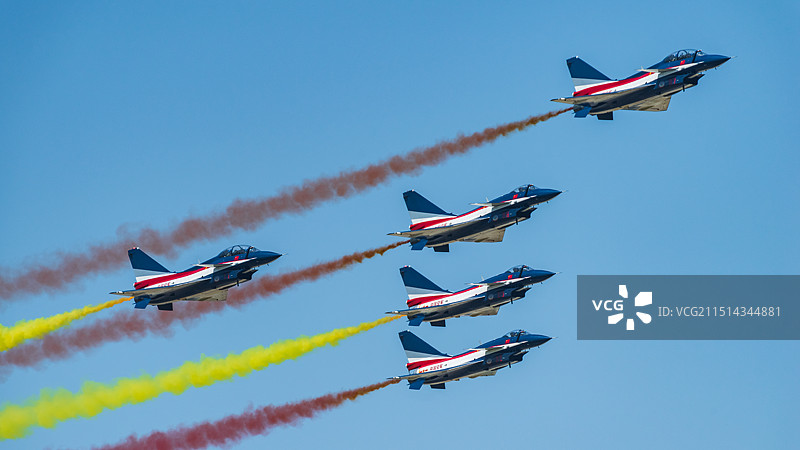 珠海航展 中国空军 J10编队飞行表演 拉烟 彩色烟雾图片素材