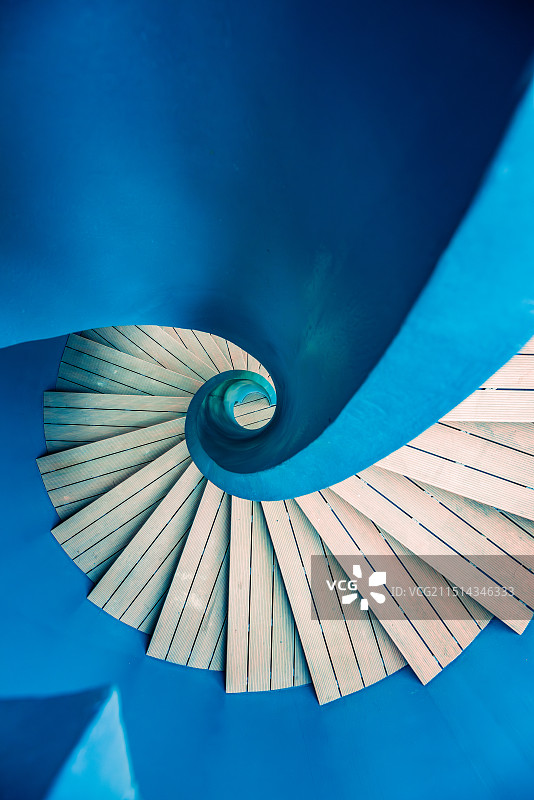 蓝色旋梯图片素材