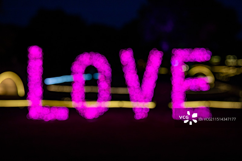 夜晚灯光照射下LOVE的特写镜头图片素材