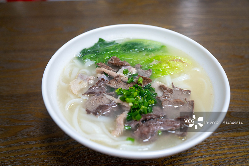广东广州特色美食猪杂河粉一碗河粉图片素材