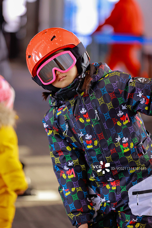 穿着滑雪服的小女孩图片素材