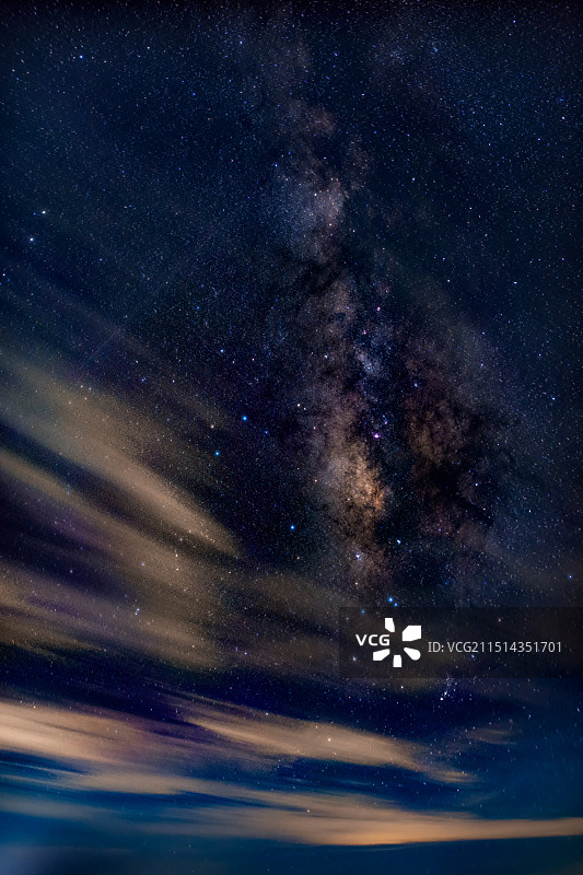 湛江徐闻县的流云与银河图片素材