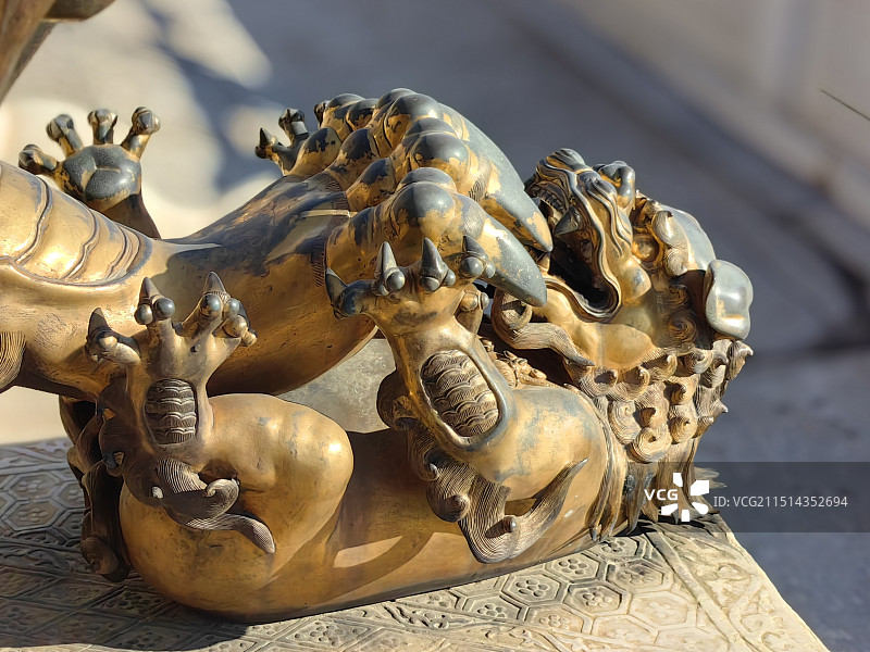 北京故宫铜狮子爪子和小狮子图片素材