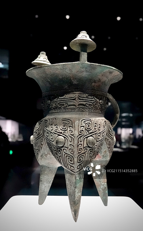 上海博物馆东馆青铜器馆商代饕餮纹束腰袋足斝图片素材