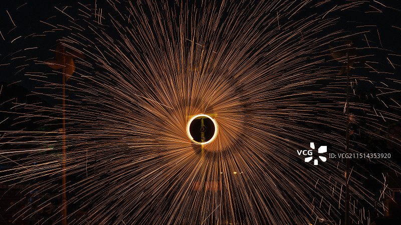 旋转的铁花艺术图片素材