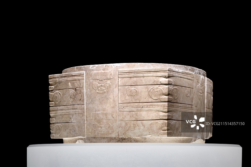 良渚文化玉琮王，神人兽面纹，杭州反山遗址，浙江省博物馆。上海博物馆《实证中国:崧泽良渚文明考古特展》图片素材