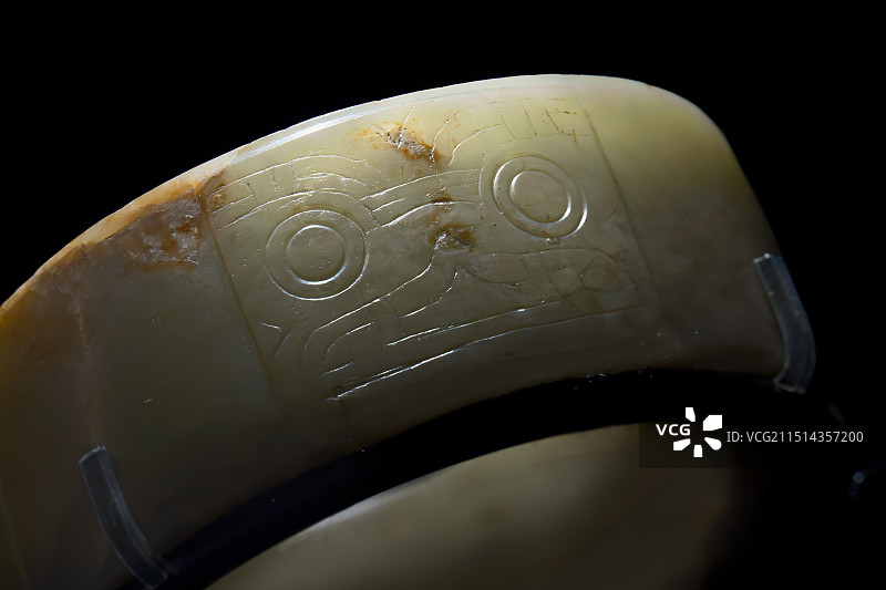 良渚文化神人兽面纹镯式玉琮，吴县张陵山遗址，南京博物院。上海博物馆《实证中国：崧泽·良渚文明考古特展图片素材