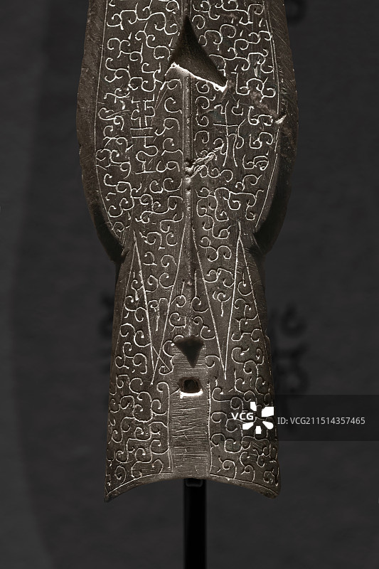 珍贵国家一级文物，战国时期柳叶形鸟虫书越王玉矛，浙江绍兴出土，浙江省博物馆之江馆区《浙江一万年》收藏图片素材