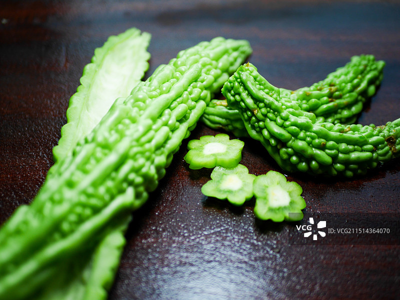桌上的新鲜苦瓜特写图片素材