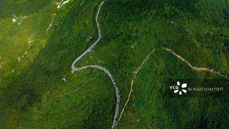 南太行山脉间峰林峡和青龙峡间蜿蜒曲折的盘山公路图片素材