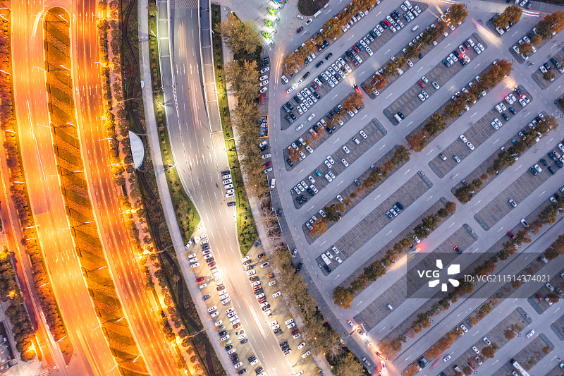 郑州CBD大玉米城市停车场与道路俯拍航拍图片素材