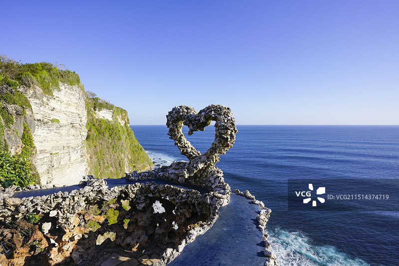 印尼巴厘岛乌鲁瓦图情人崖悬崖餐厅海景图片素材