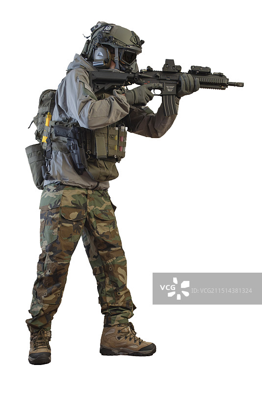 一名手持突击步枪射击的特种兵，士兵素材，白色背景抠图拼贴图片素材