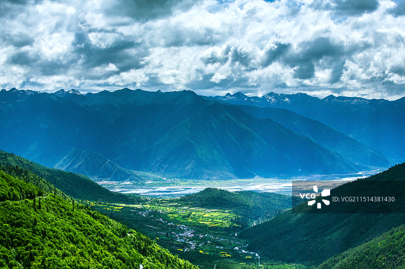 中国西藏林芝地区鲁朗林海附近的景观图片素材