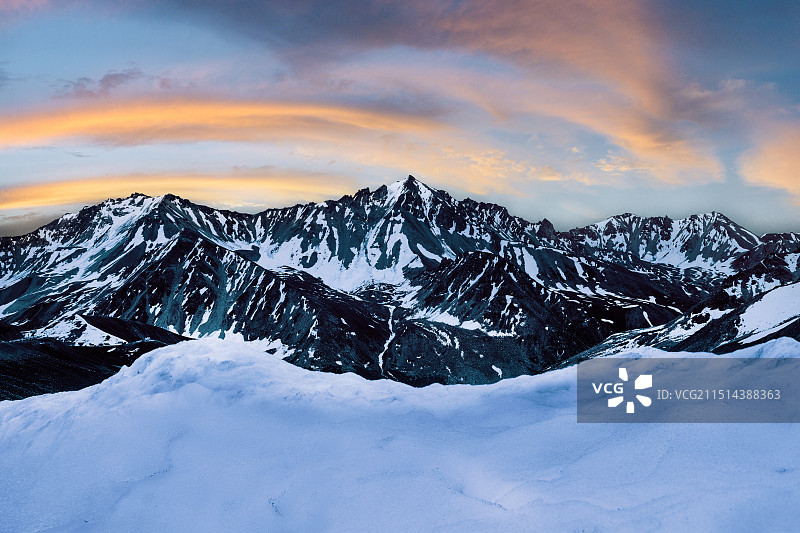 新疆独库公路旁雪山图片素材