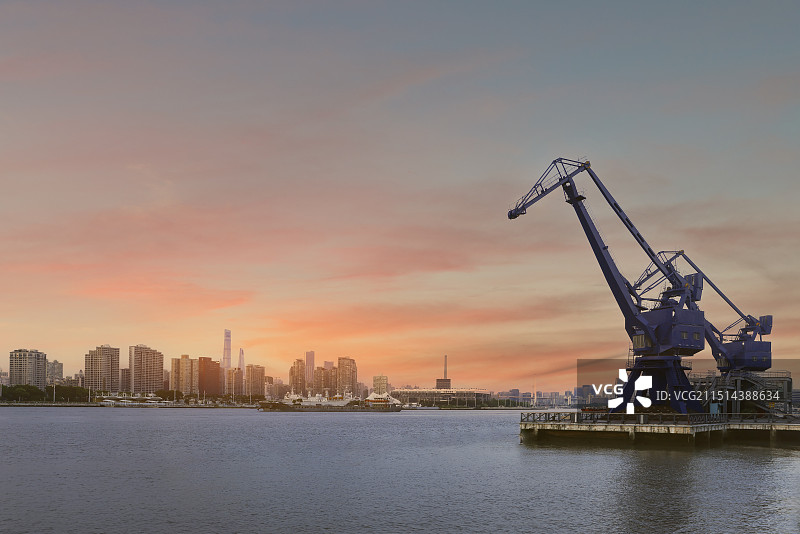 城市江边起大型重机图片素材