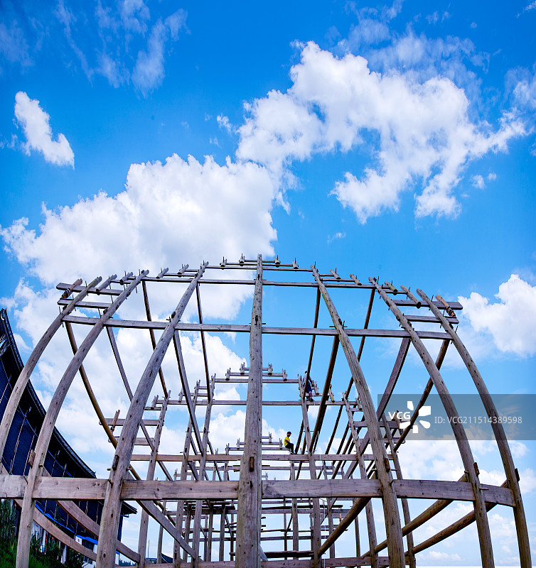 贵州丹寨县杨武镇村民正在建造穿斗式构架民房图片素材