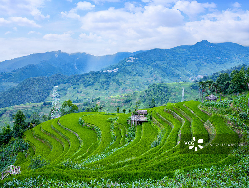 云南省红河州红河县阿扎河乡切龙中寨村远眺哀牢山梯田图片素材