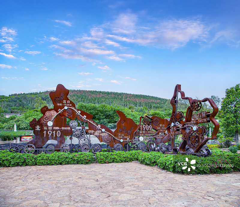 云南蒙自县碧色寨火车站滇越铁路历史沿革展示雕塑图片素材