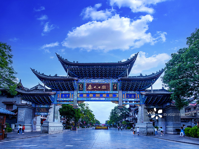 云南省楚雄州彝人古镇牌楼图片素材