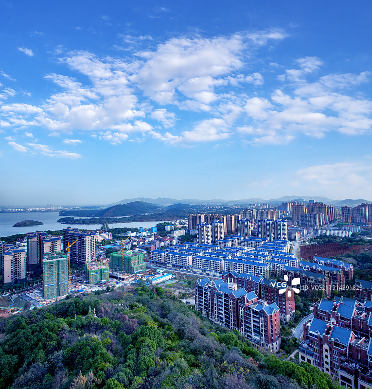 湖南岳阳市圣安寺万佛宝塔上远眺岳阳城图片素材